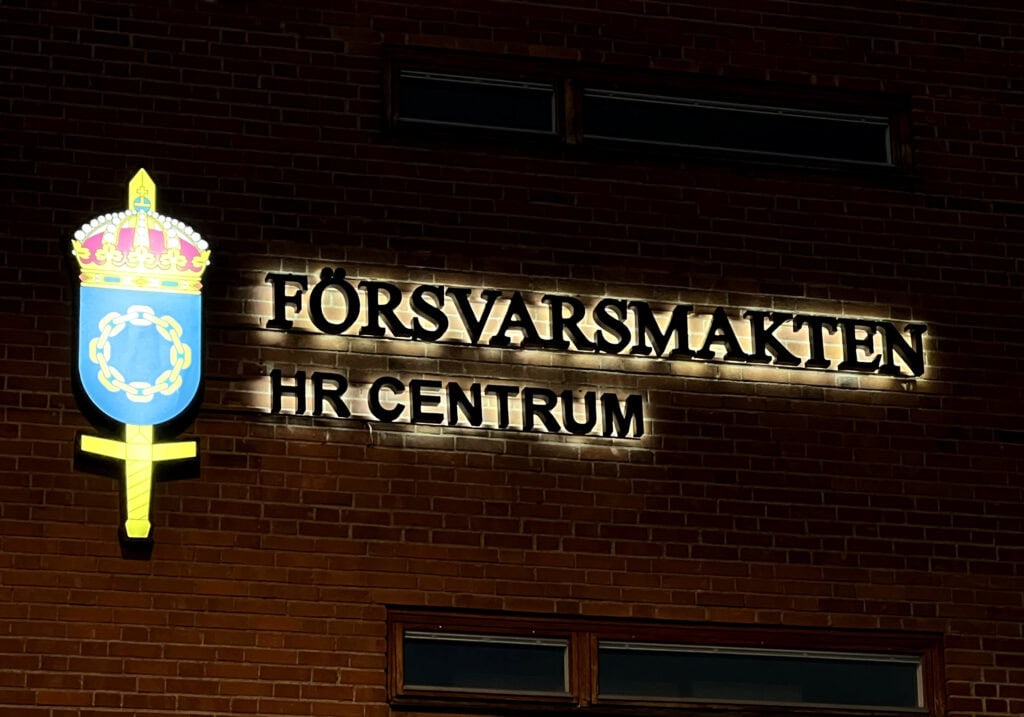 Man vid försvarsmakten avslöjad av Dumpen