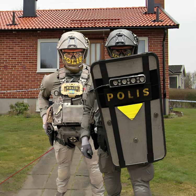 Livstidsdömde mördaren Tobias Jardeberg i skottdrama med polisen