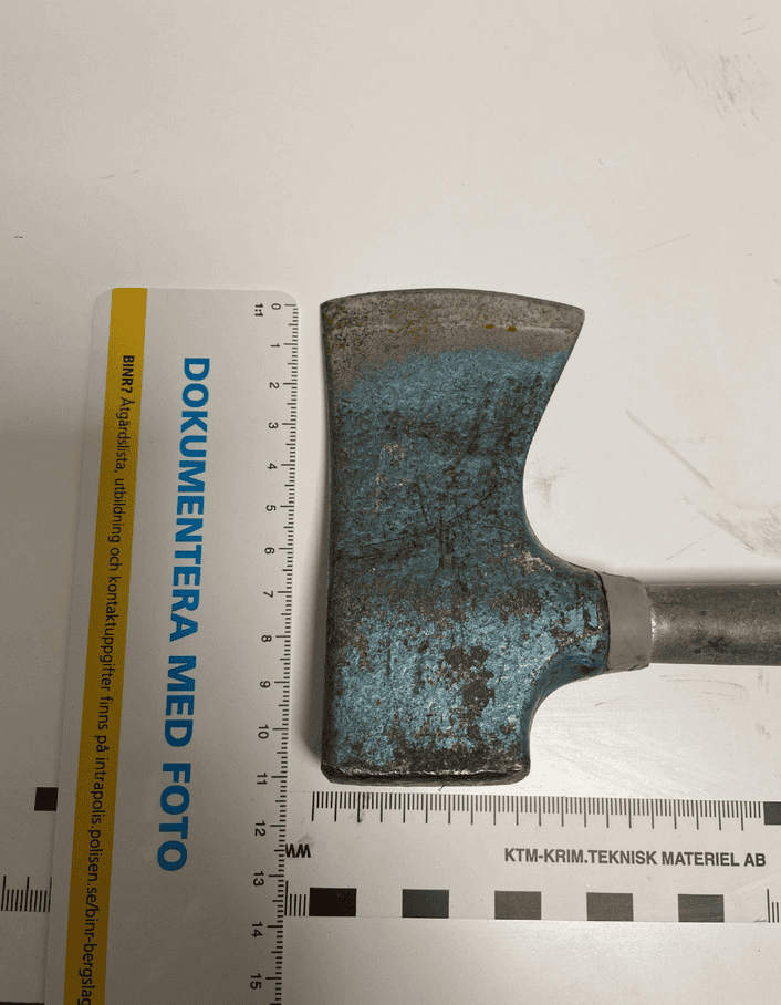 Man hade kniv och yxa på allmänplats