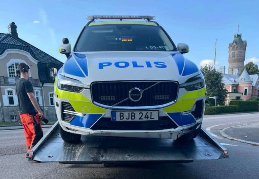 Polis frias efter trafikolycka under utryckning