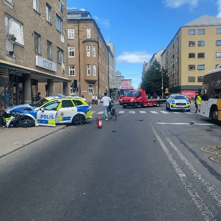 Två polisbilar krockade under utryckning – frias